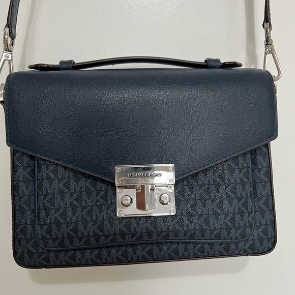 Michalel Kors Model Number 35S1SXOM2B / ROSE MESSENGER - Picture 4 of 15